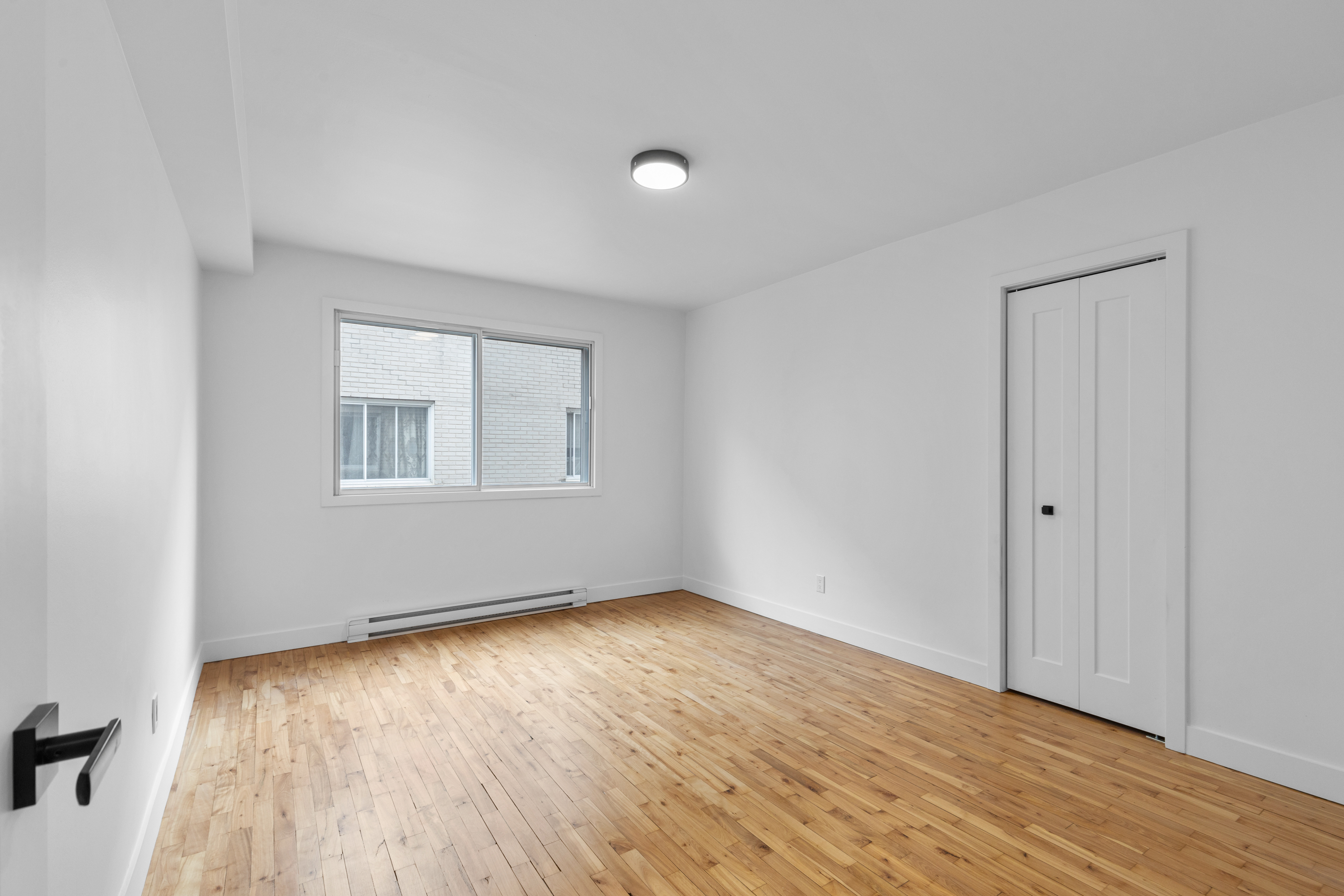 Chambre lumineuse à plancher de bois — 2595 avenue Aird