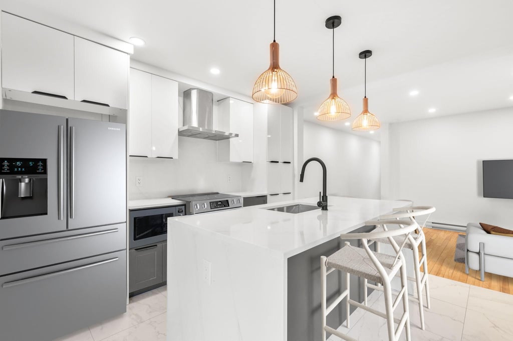 Cuisine avec îlot et luminaires suspendus — avenue des Érables