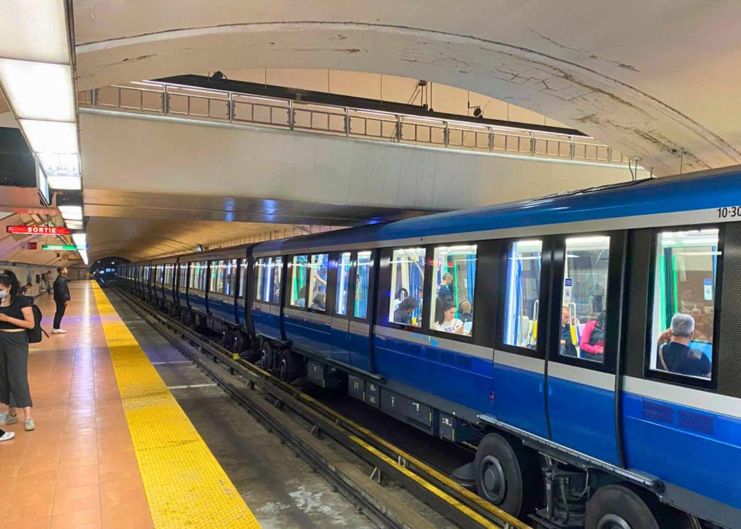 Station de métro, à distance de marche de l'avenue des Érables