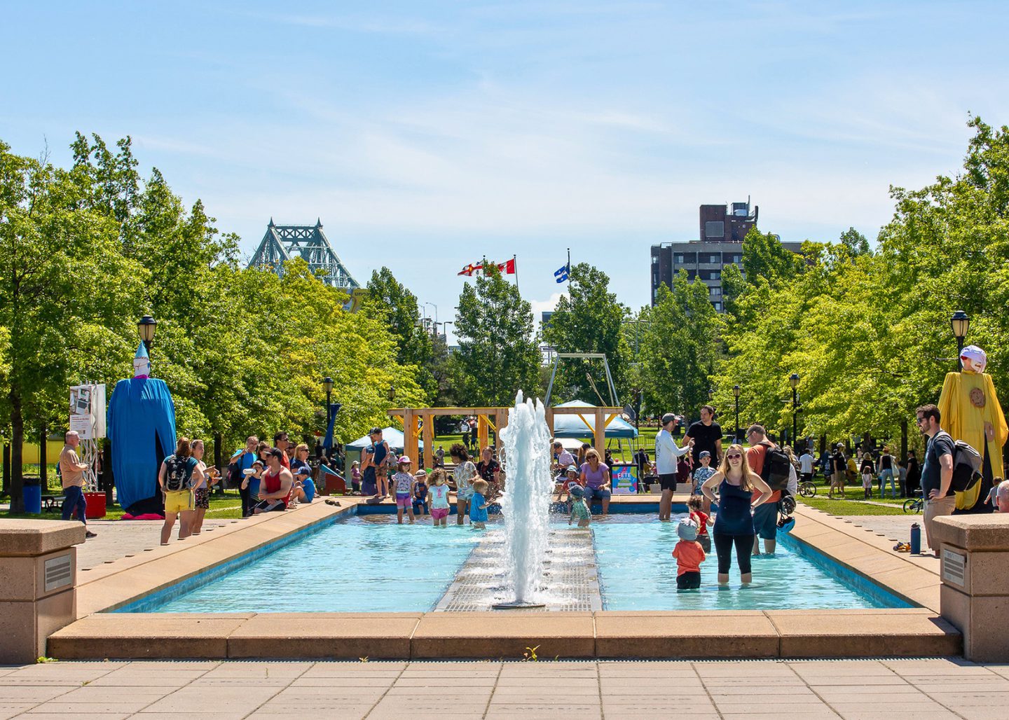 Jeux d'eau du parc, avec le pont Jacques-Cartier en arrière-plan