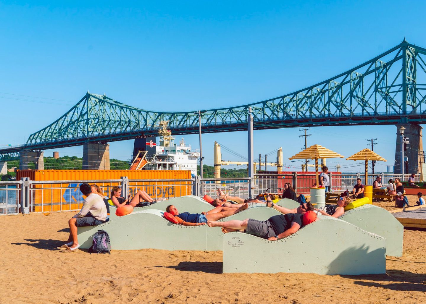 Village au Pied-du-Courant, au bord du fleuve sous le pont Jacques-Cartier