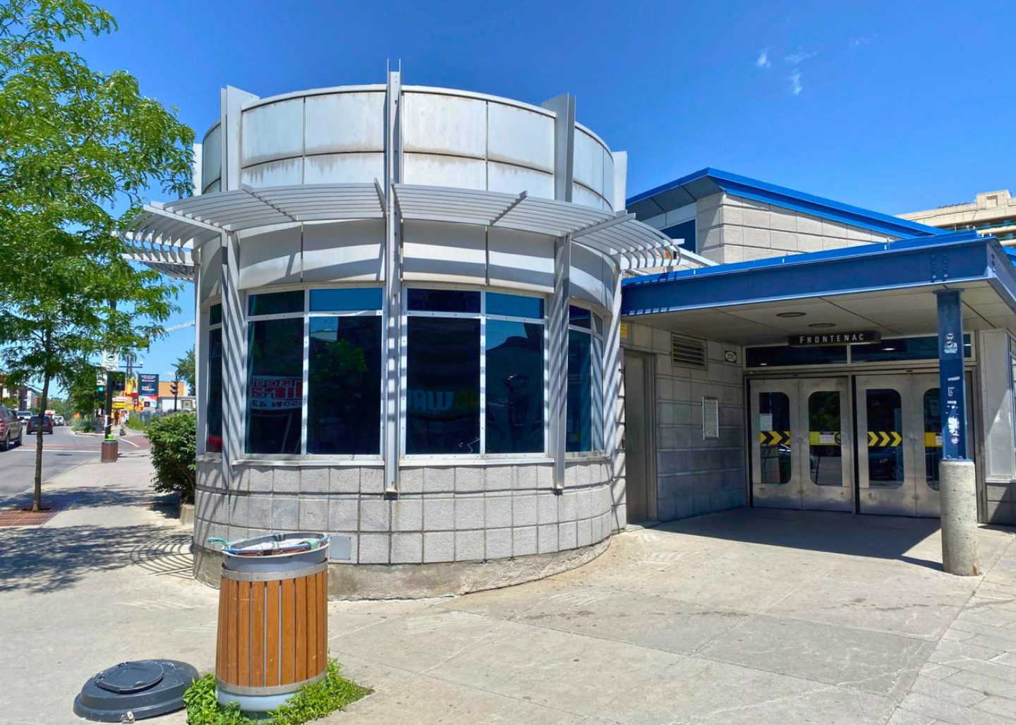 Station de métro Frontenac, à quelques pas de la rue de Rouen