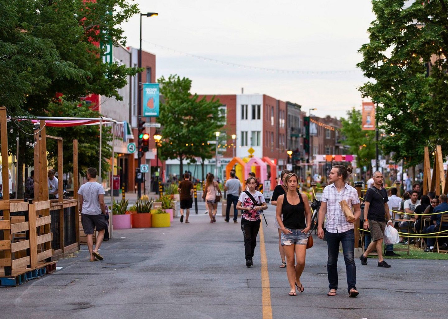 Rue Ontario piétonnière et animée en été, secteur Frontenac